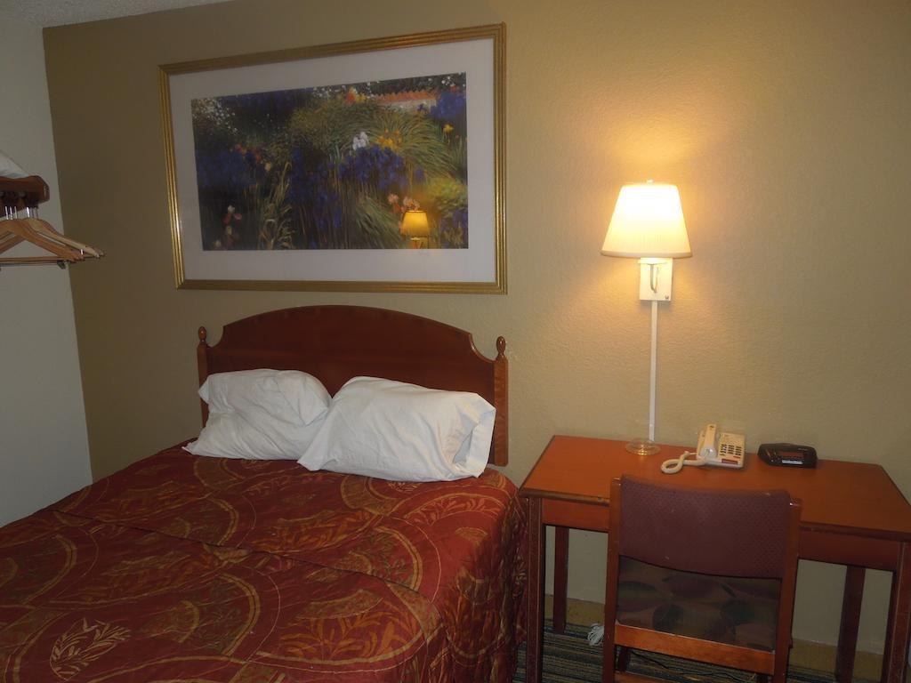 Super 8 By Wyndham Waldorf Motel Kültér fotó