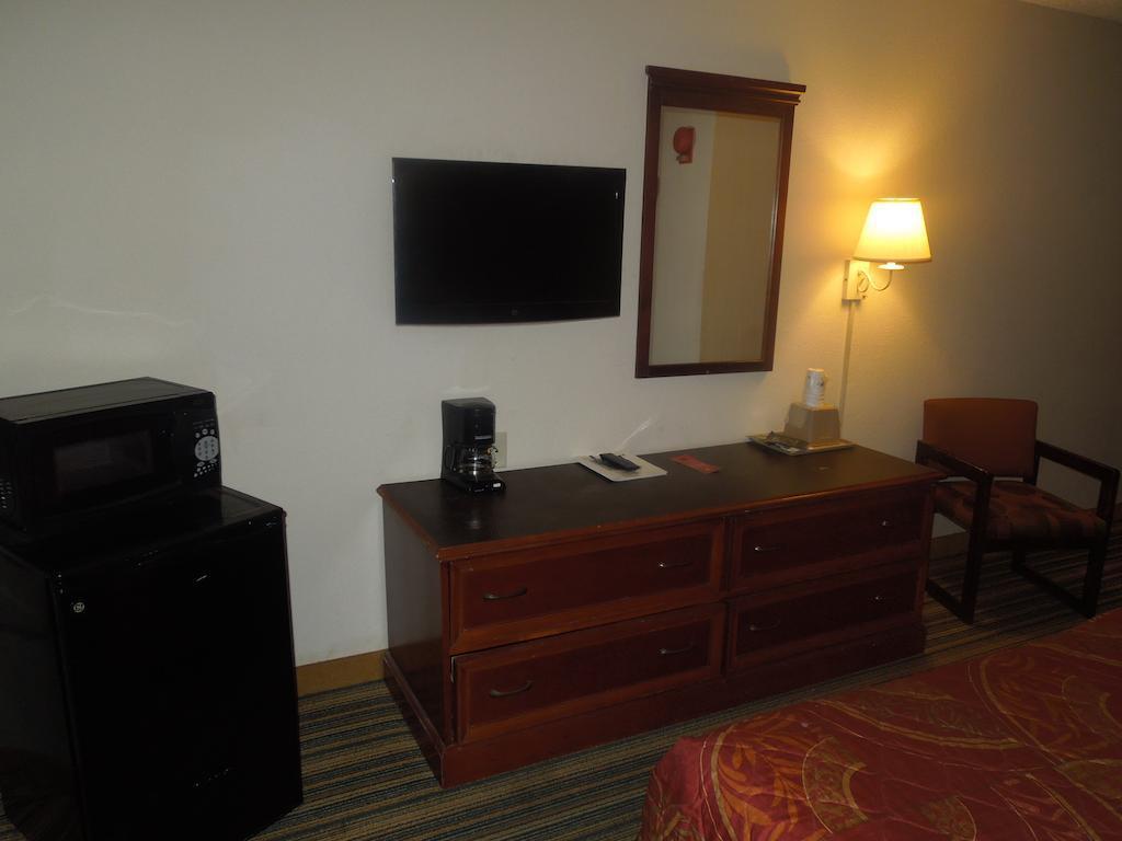 Super 8 By Wyndham Waldorf Motel Kültér fotó