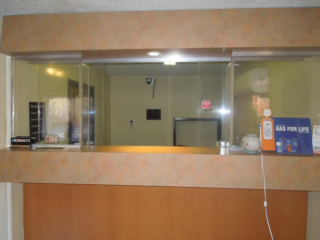 Super 8 By Wyndham Waldorf Motel Kültér fotó