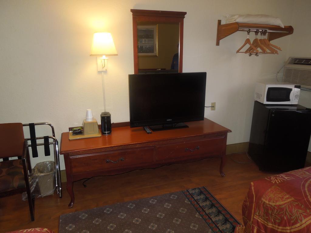 Super 8 By Wyndham Waldorf Motel Kültér fotó